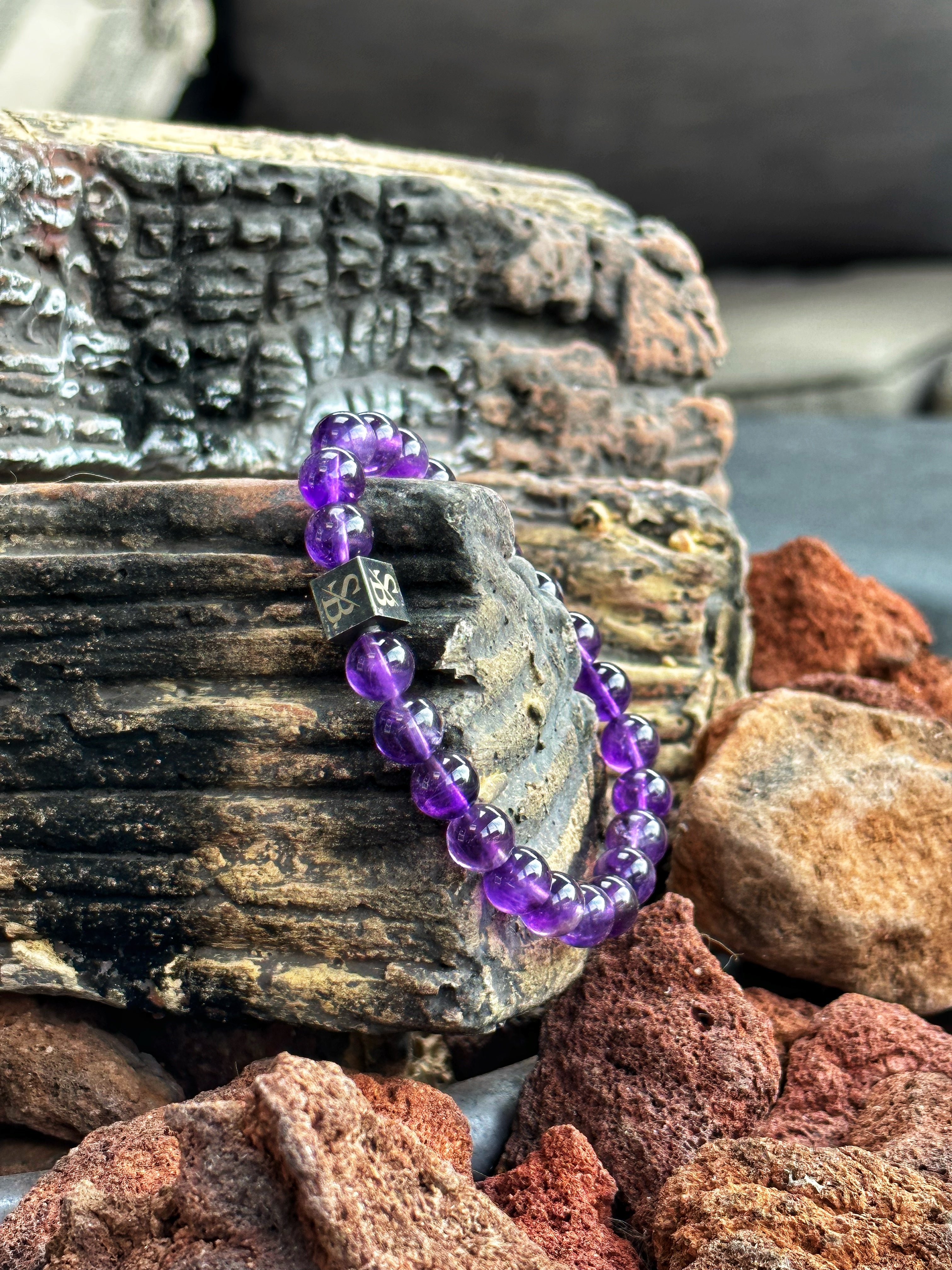 Amethist armband: 4 kenmerken die hem uniek maken