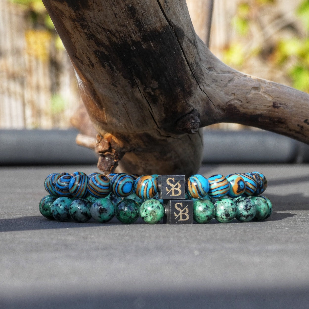 De Aqua Terra Stones armband omarmt de kalmerende groene tinten van de natuur, terwijl de Jupiter Mixed Stones armband een levendige mix van kleuren en energie uitstraalt.