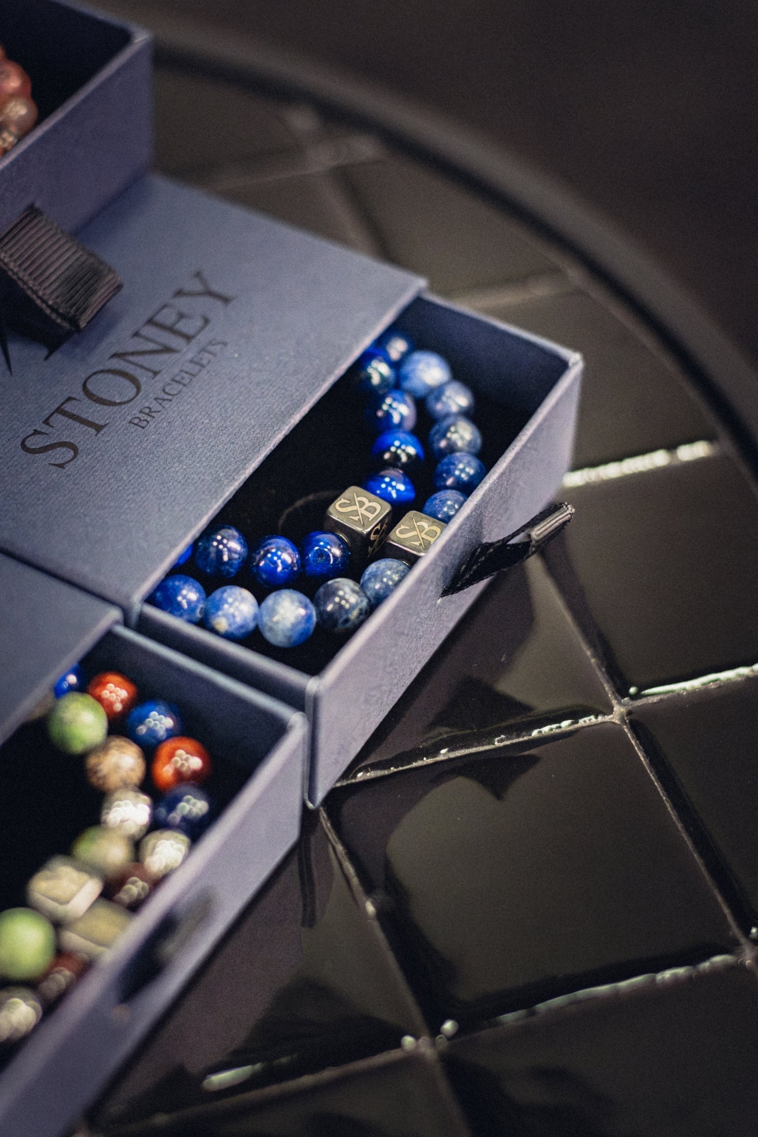 Heren Armbanden: Edelsteen, Leer of Metaal?