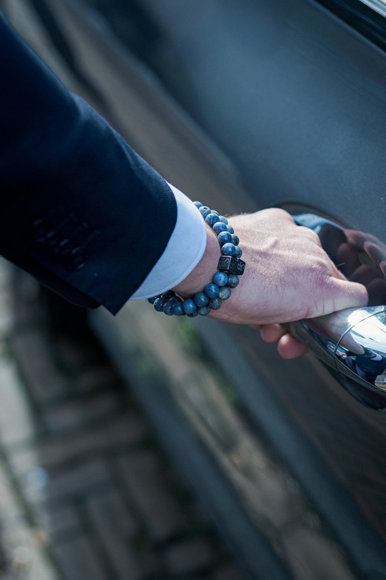 Blauwe tijgeroog armband: de koele blauwe schiller