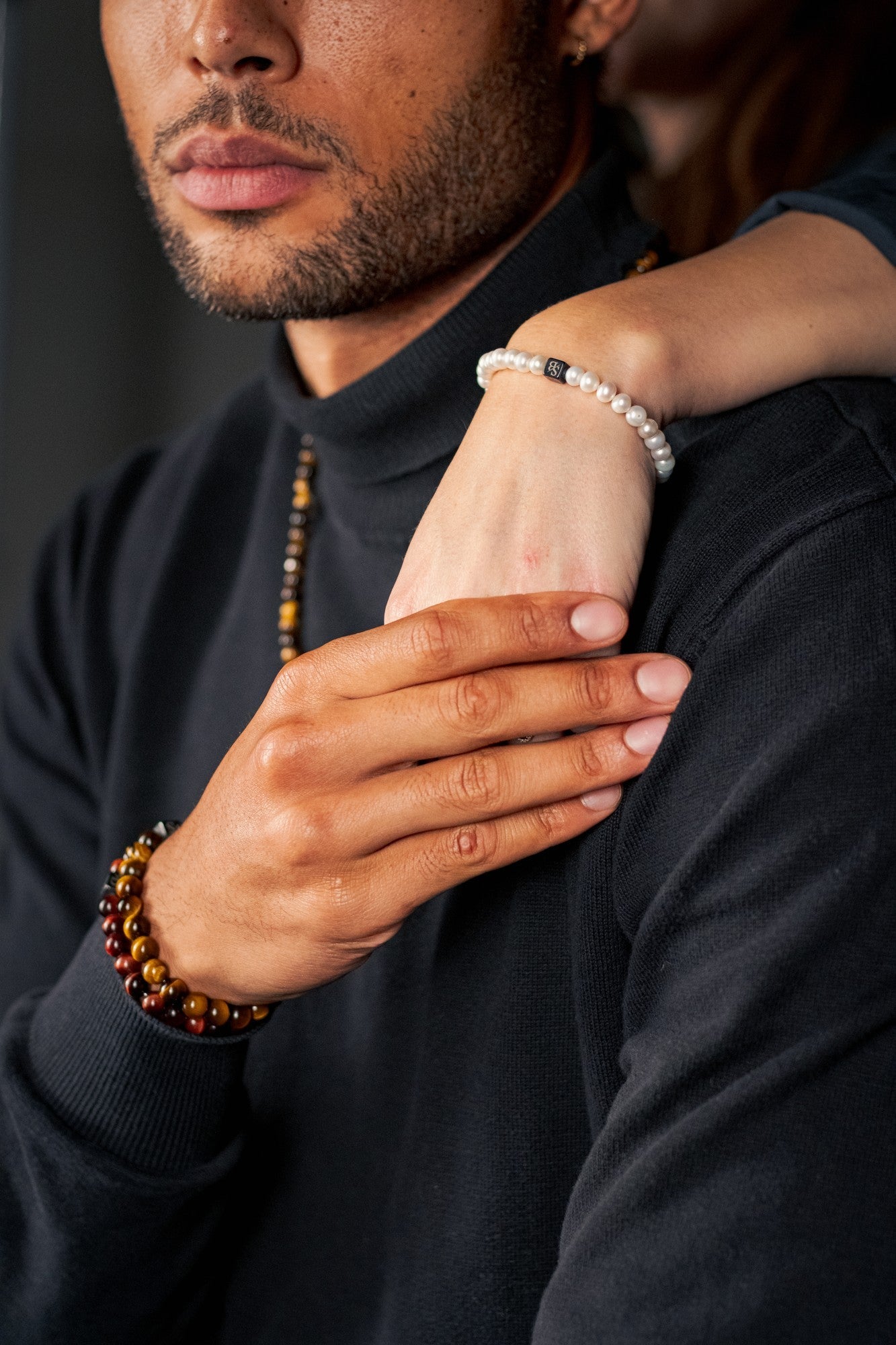 Gold tijgeroog en maansteen armbanden, warm goud tegenover koel zilvergrijs