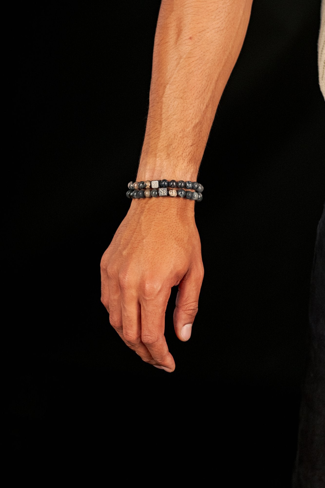Zilveren Armband Mannen: Wat Wij Hebben en Wat Niet