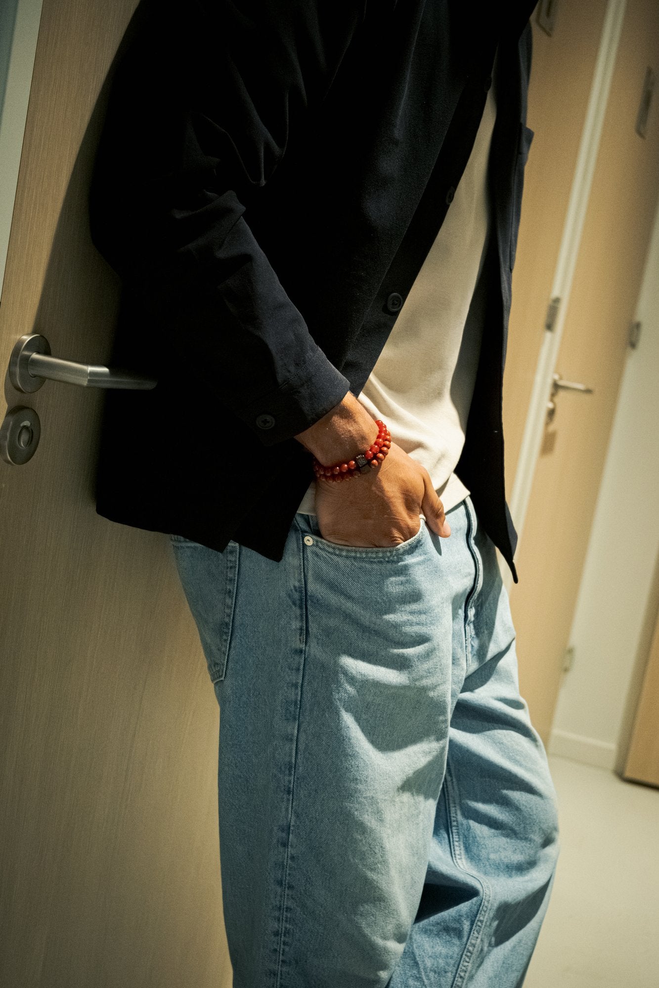 Lavasteen armband heren gecombineerd met obsidiaan, editorial wristshot