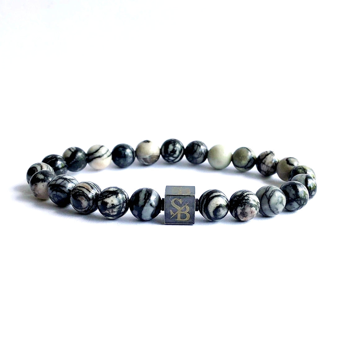 Omarm de tijdloze elegantie van de Black Silk Stones armband. Gemaakt van zwarte netwerk agaat, betovert deze armband met zijn serene grijze tint. Laat je verleiden door de fijne schoonheid van deze natuursteen, geweven in een stijlvol accessoire dat je outfit complementeert.
