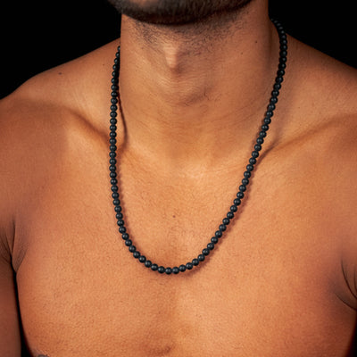Matte Obsidian Necklace (6mm) gedragen op de huid, close-up van de matte zwarte kralen | Stoney Bracelets