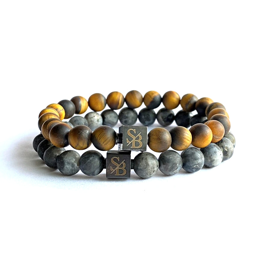 Een paar Hunter Set (8 mm) armbanden met de letter b erop van Stoney Bracelets.