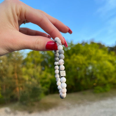 Een persoon die een Stoney Bracelets-armband vasthoudt met Matte Zebra Stones (6 mm) kralen.