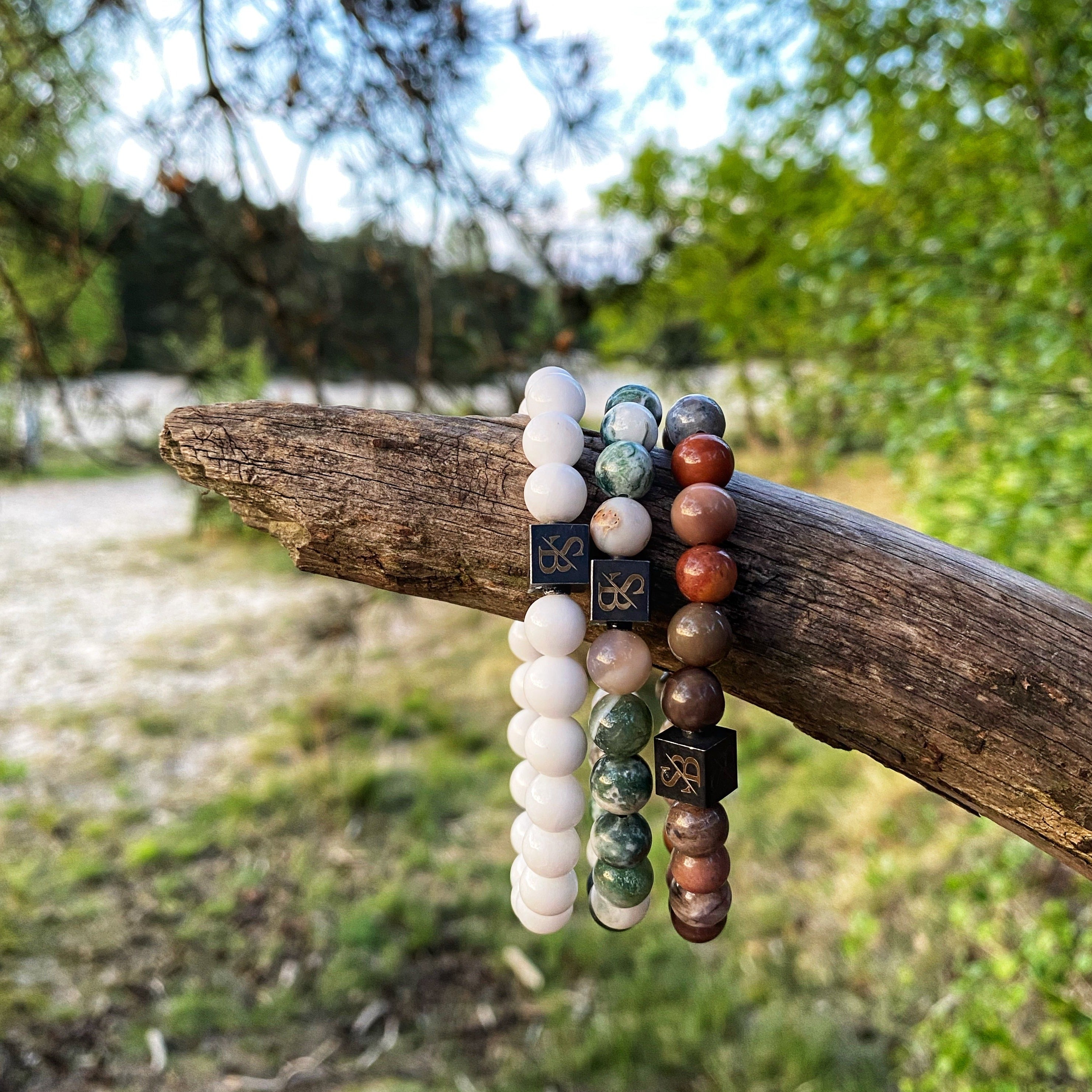Stoney Bracelets Apollo Set (8mm) armbanden hangend aan een boomtak.